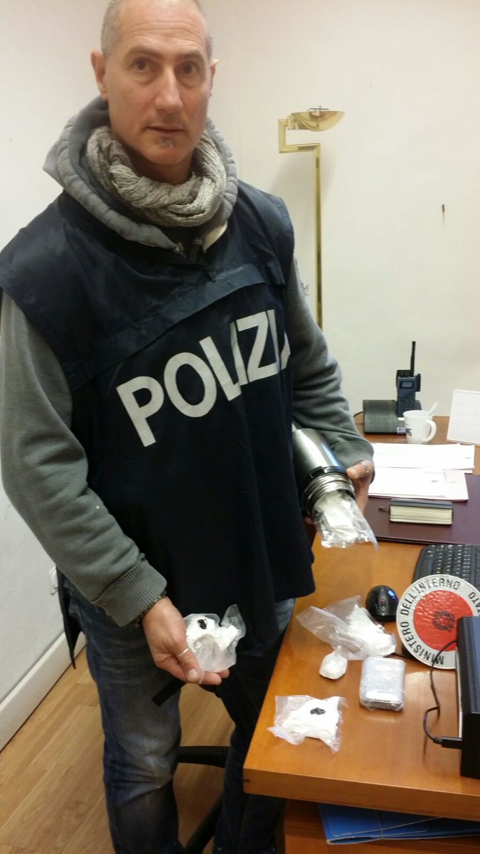 alebaiocchi's tweet photo. #Nasconde #cocaina nel #termos del #figlio di #pochi #mesi: #arrestato a #Sinalunga dalla @poliziadistato #32enne #albanese, #sequestrati oltre #250grammi di #droga https://t.co/KtCDfnOFj7 https://t.co/ZjCWhfU8Zo