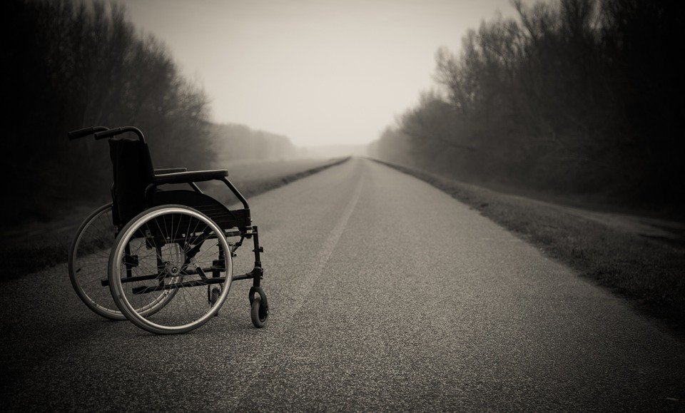 Tenirlaroute's tweet photo. CALAIS &amp; GRANDE SYNTHE / Les handicapés sont peu à partir, moins encore à arriver. D’autres le sont devenus en cours de route. Souvent caché, le handicap est pourtant une réalité des migrations. Rencontre avec les invisibles de la route
Par @Broques14 ⏩⏩ https://t.co/jFDLIZkxvh https://t.co/IHCNBwj7vc