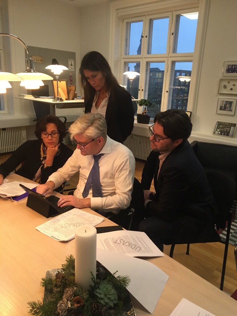sorenpind's tweet photo. Der skulle selvstændigt ministerskriv med borgerlige ordførere og depchef til for at lande det brede flertal t ny bevvillingsreform f videregående uddannelser. 13 mia. 275.000 studerende. Er lidt stolt... #dkpol https://t.co/hJzdrPDrOP