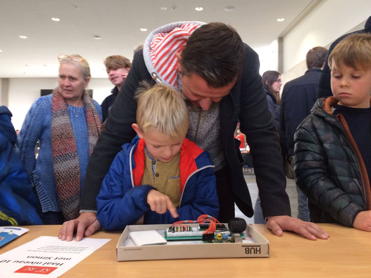 ThomasMoreBE's tweet photo. Persbericht |  Op zondag 26/11 staan Campus De Nayer &amp; Campus Geel in het teken van #dvdw17. Maak kennis met onze passie voor wetenschap en technologie &amp; kom naar @dagvdwetenschap. Vele activiteiten zijn op kindermaat gesneden dankzij @WiWeTeR https://t.co/opzg4WjOAQ #wearemore https://t.co/kqOCzfAbK3