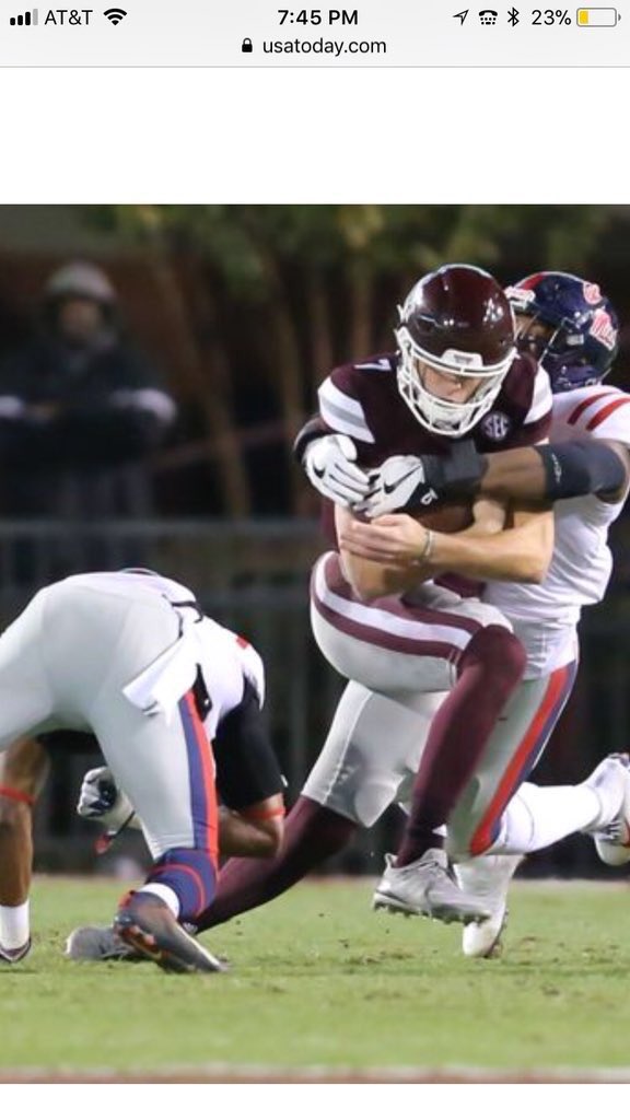 AndScooter4All's tweet photo. Nobody gang tackles like this!
This asshole is bending over, diving shoulder-first into Fitzgerald's lower leg, knowing that his upper body is being held.

This is DIRTY football! That was intentional.

#NickFitzgerald #MISSvsMSST https://t.co/76gmH1U1Ge
