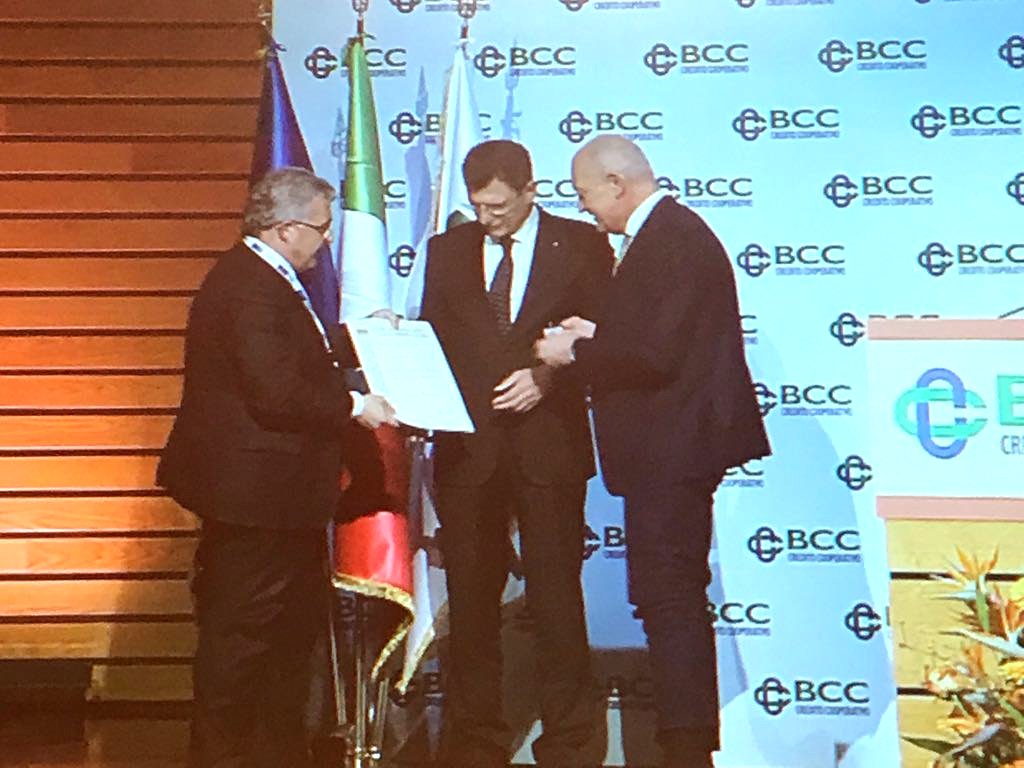 BccPnMonsile's tweet photo. Importante #riconoscimento a #Roma durante l’Assemblea di #Federcasse: “Croci al merito del Credito Cooperativo” a #PietroRoman per i numerosi incarichi ricoperti da #Cooperatore in seno a varie Società del Credito Cooperativo nel corso dei 16 anni da Presidente della #BccPN https://t.co/3vx5wPYGHh