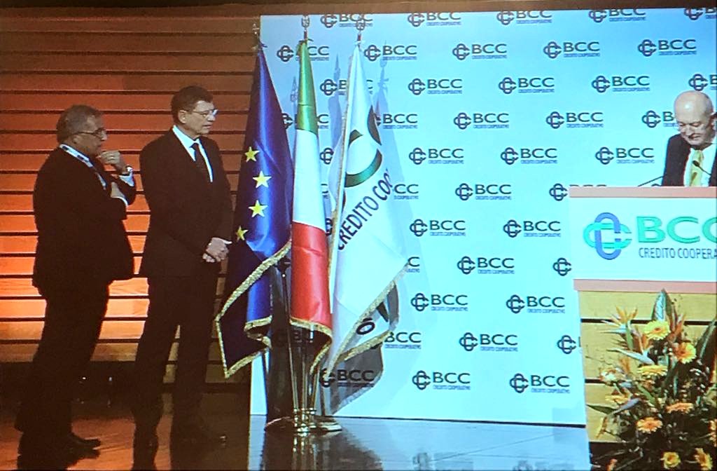 BccPnMonsile's tweet photo. Importante #riconoscimento a #Roma durante l’Assemblea di #Federcasse: “Croci al merito del Credito Cooperativo” a #PietroRoman per i numerosi incarichi ricoperti da #Cooperatore in seno a varie Società del Credito Cooperativo nel corso dei 16 anni da Presidente della #BccPN https://t.co/3vx5wPYGHh