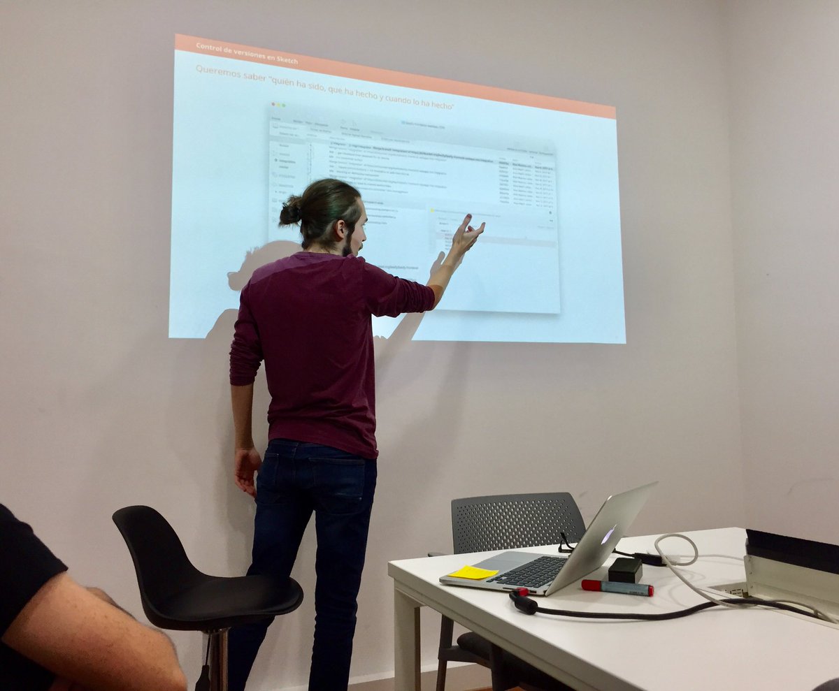 Interactius_UX's tweet photo. ¡Formación de @alex_masnou sobre nuevas #soluciones en #sketch! 🤓 #interacteam #friday https://t.co/E5KMabltPP