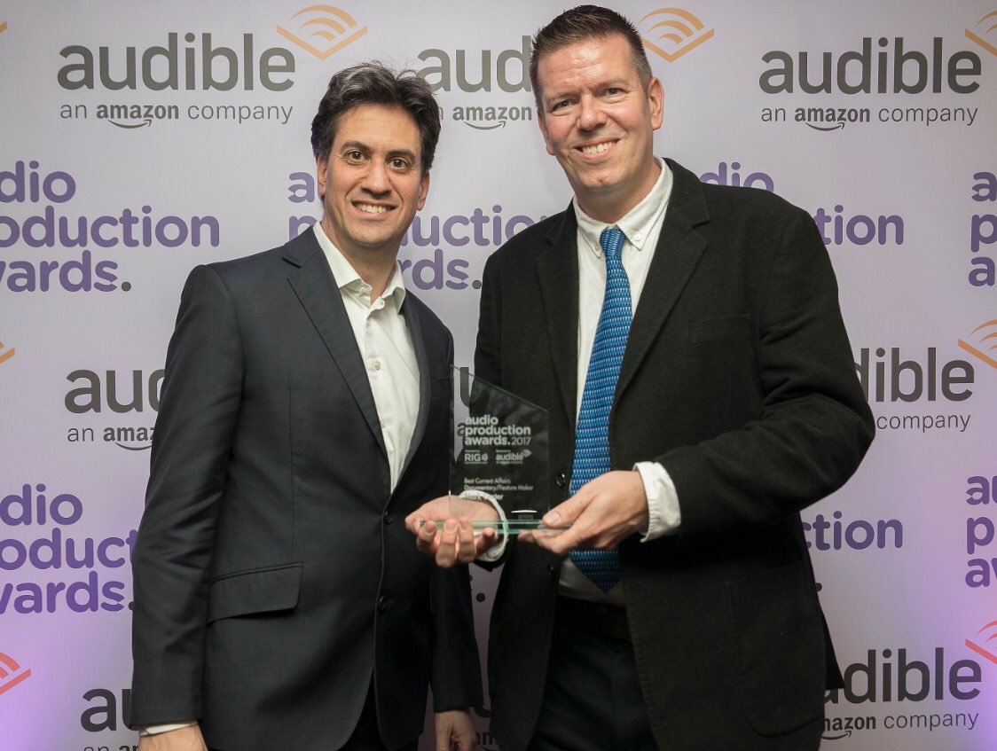 MarkCarterMC's tweet photo. My new bestie. Thanks @Ed_Miliband for handing over the #apas2017 Award for @BBCSussex @BBCSurrey coverage of #SouthernRail. https://t.co/uaVhcn1EkB