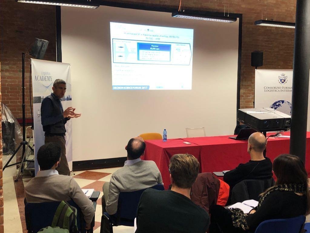 MasterLogistica's tweet image. In aula con Andrea De Martin, Logistic Director del Gruppo @COIN!  Si parla di #outsourcinglogistico ed il caso OVS