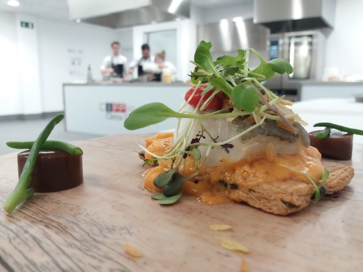 DPulzoni's tweet photo. Tremenda masterclass de el @ElCafetin_ con el maestro @rubengvallejo en @CarlosOrozaCIFP      #xornadasHTFP #TapasDeAutor https://t.co/h9hqTry7QF