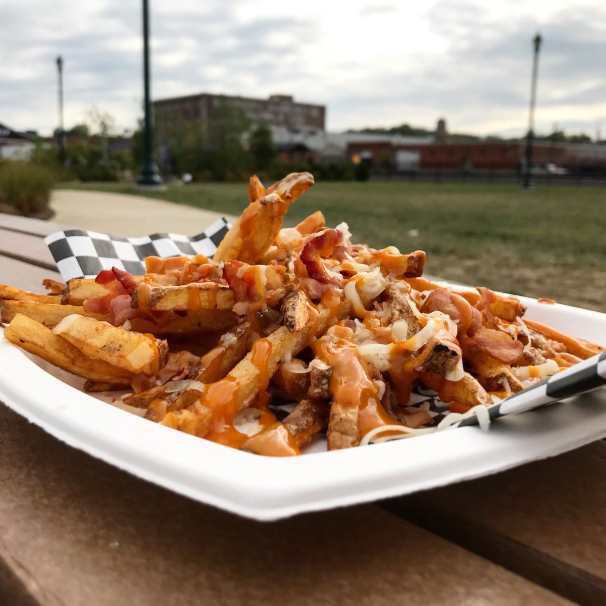 NoliTruck's tweet photo. Weβre open in Founders Park until 8pm today! #fancyfryday #foodtrucksdoitbetter #streetfood #paperplates #melt #foodpost https://t.co/cLQNtAZ3Ez