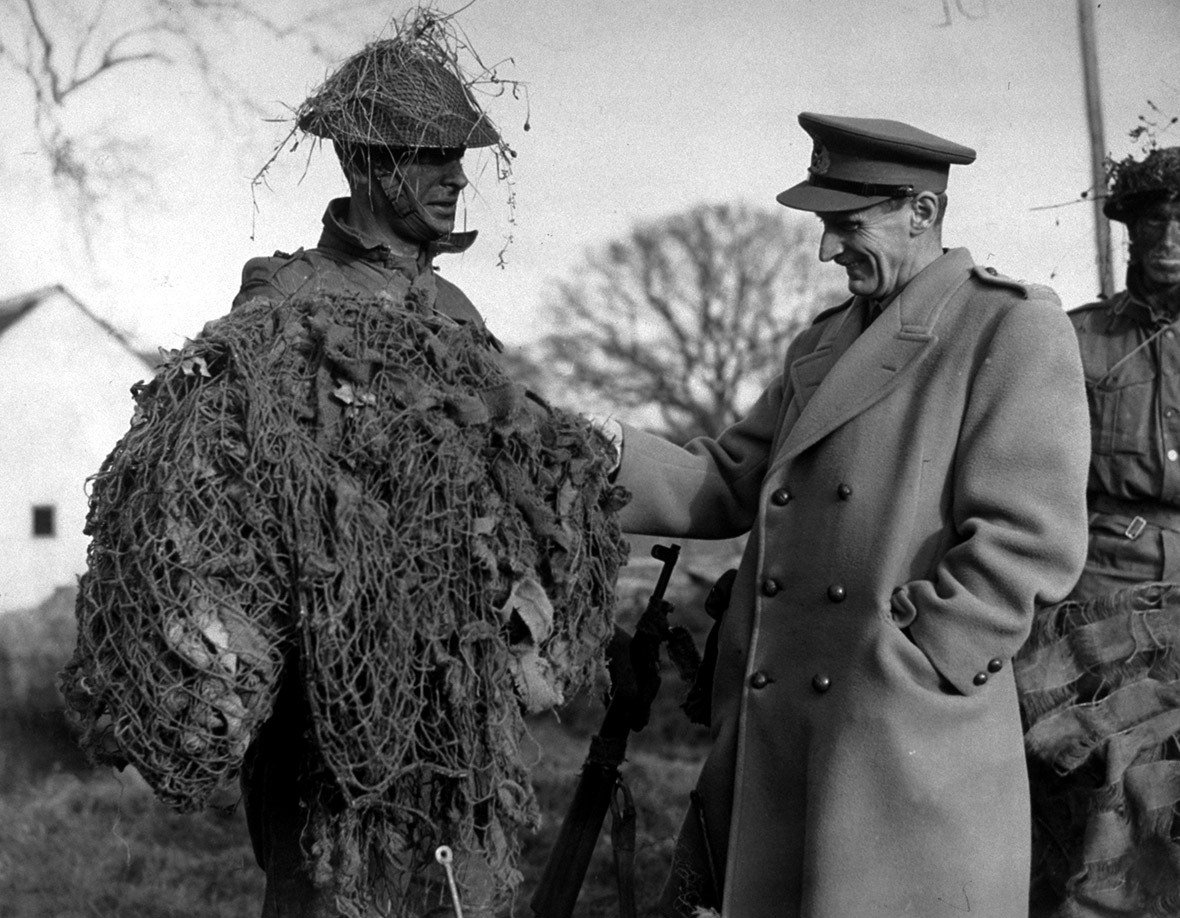 Threadfilament's tweet photo. #Circa #1942: #GeneralMontgomery meets a camouflaged Home #Guard on...: Circa 1942: General Montgomery meets a camouflaged Home Guard on a tactical training course in #SouthEastern #Command via reddit https://t.co/e01jPoOTHu https://t.co/HZDh75WzK0