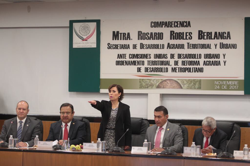 Rosario_Robles_'s tweet photo. Comparezco ante Comisiones Unidas de la H. @Mx_Diputados con motivo de la Glosa del Quinto Informe de Gobierno del Pdte. @EPN para dar cuenta del trabajo de la @SEDATU_mx a favor de l@s mexican@s https://t.co/eDwkVJFTR3