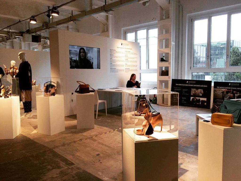 FashionGradIT's tweet photo. @arsutoriaschool 👠👞👜👛👟🎒 Static Show! #fashiongraduateitalia #fgi2017 #fashion #talents #fashionevents #fashionschool #fashionshow #specialfashionguests #fashioneducation #alwaysupportalents #arsutoria #fashionshoes #shoes#arautoriashoes https://t.co/Mucah7TPAI https://t.co/GnyHYSlmds
