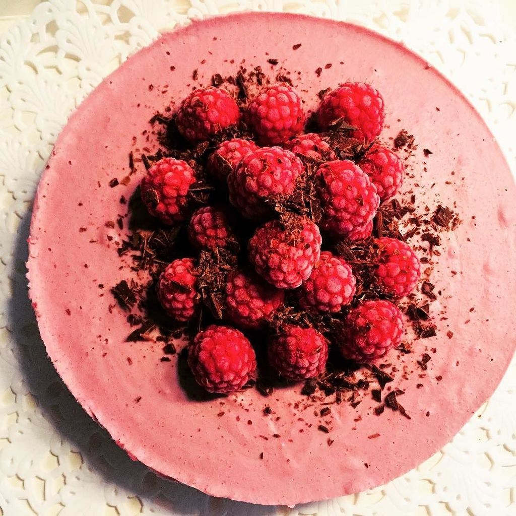 satu_malinen's tweet photo. Simple and delicious. Raw rasberry cheesecake.😋👄🍰#rawcake #cheesecake #rasberry #rasberries #rasberrycake #rasberrykiss #cake #rawbaking #rawfood #raakakakku #raakaruoka #eläväravinto #satunihanaelama #mybusiness #foodlover https://t.co/pOgowZvNoK https://t.co/af9VOb2hCK
