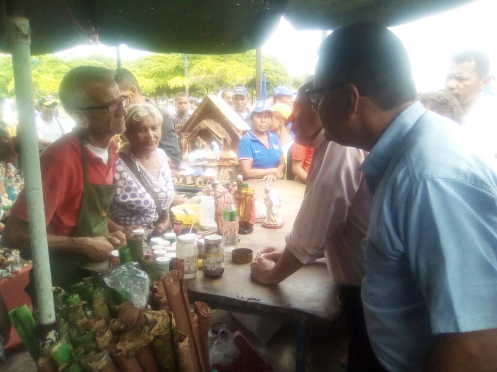 jcfernandezm's tweet photo. Extenso recorrido por el casco central de Maracaibo junto al próximo gobernador del Zulia @manuelrosalesg  atendiendo a comerciantes y visitantes #24Nov 

#EnDefensaDelZulia 
#EnDefensaDeMaracaibo https://t.co/6pn4d2yzjw