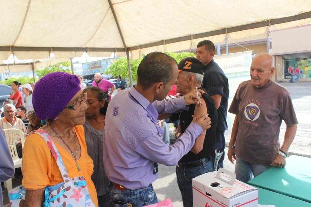 Como parte del Plan de Prevención que lleva el alcalde <a href="/MERVINMENDEZQ/">Mervin Méndez</a> y la dirección municipal de salud, realizaron jornada de vacunación a niños y adultos en la Plaza Bolívar de Ciudad Ojeda, con el propósito de inmunizarlos contra varias enfermedades ow.ly/QKi130gNn2b