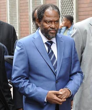 thubao's tweet photo. A very smart, humble and down to earth gentleman, May his soul Rest In Peace #VelaShembe https://t.co/2YYj55gYYA