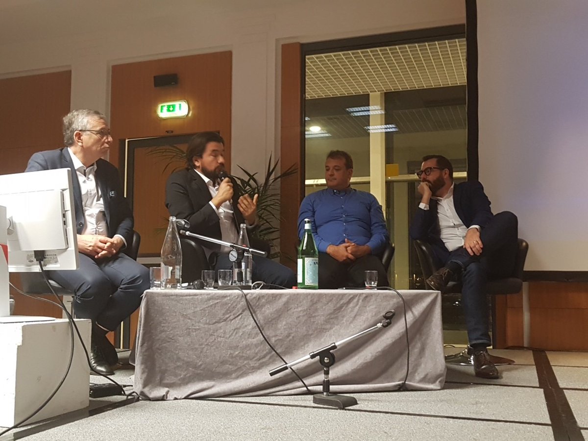 ph_dejardin's tweet photo. #RCom2017 Selon @olivierricard de @fullperformance la #data fait émerger nvx métiers /marché de 189MD $ https://t.co/XiPv6Hl68H