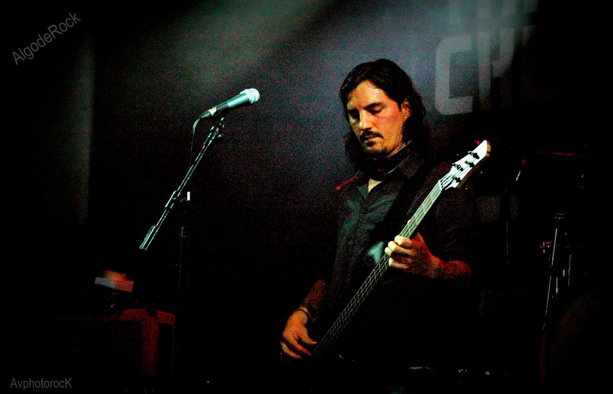 PasoBanda's tweet photo. Todavía con el buen sabor de boca del concierto de despedida de @estirpeband nos siguen llegando buenas sensaciones, esta vez la crónica de Luis Valdivia de Algo de Rock, yeah!!! https://t.co/CpGPSijiD5 https://t.co/MHqu7Zb9Hl