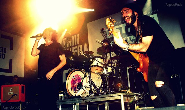 PasoBanda's tweet photo. Todavía con el buen sabor de boca del concierto de despedida de @estirpeband nos siguen llegando buenas sensaciones, esta vez la crónica de Luis Valdivia de Algo de Rock, yeah!!! https://t.co/CpGPSijiD5 https://t.co/MHqu7Zb9Hl