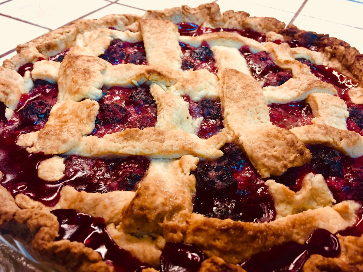 AnitArtsLincoln's tweet photo. My eleven year old #firstpie #blackberrypie #delicious https://t.co/rrYGMB6C2W