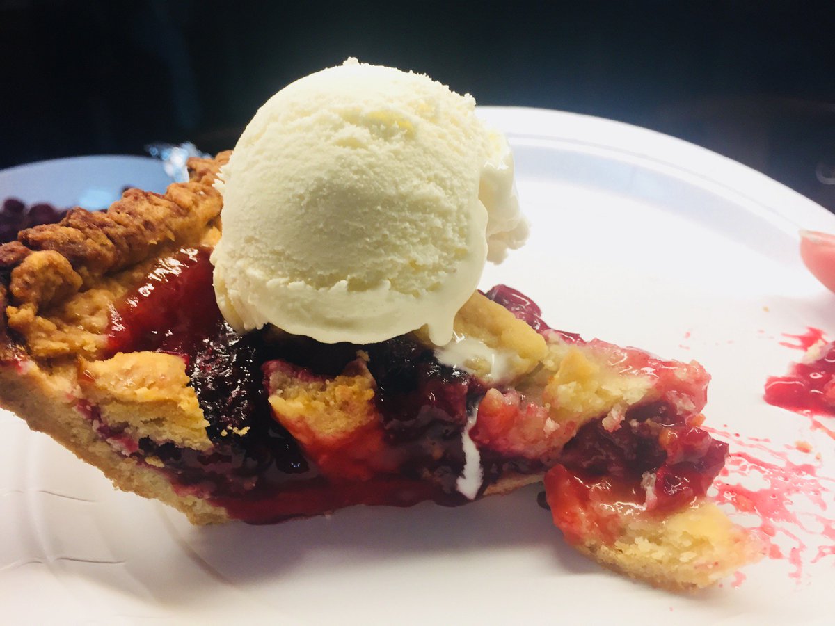 AnitArtsLincoln's tweet photo. My eleven year old #firstpie #blackberrypie #delicious https://t.co/rrYGMB6C2W