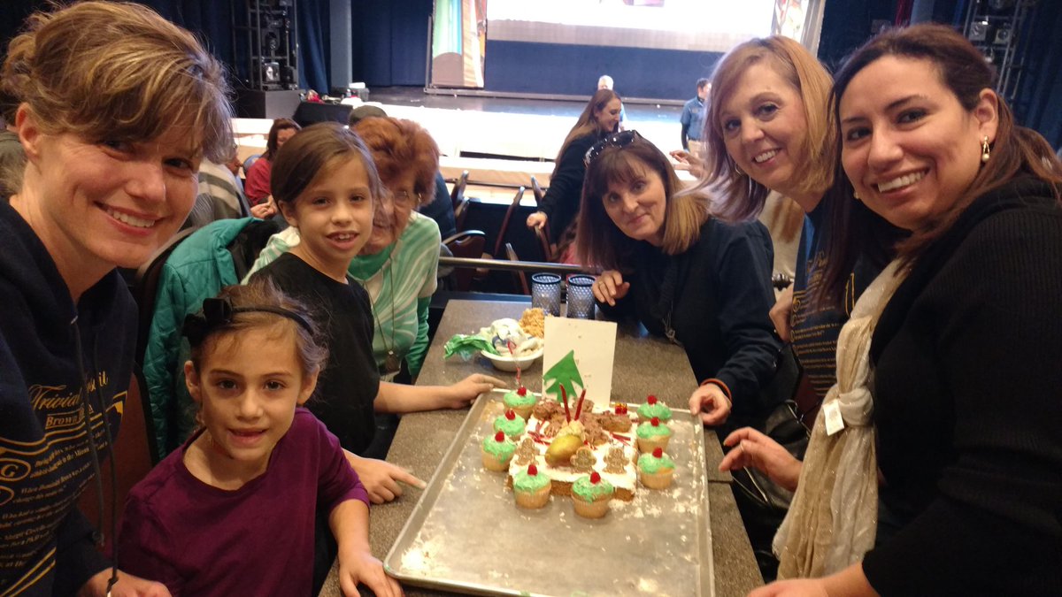 MrsSickler's tweet photo. Fun with gingerbread at #Woodloch https://t.co/TvoNbsqDvT
