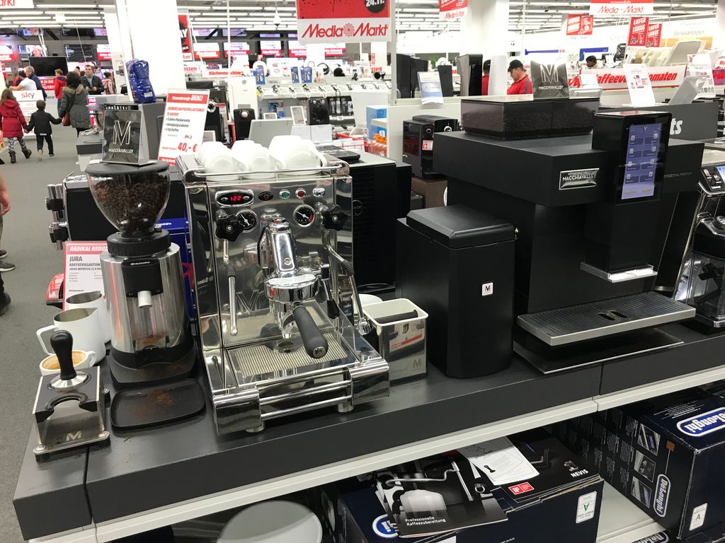 MACCHIAVALLEY1's tweet photo. Besuchen Sie uns heute ab 18:00 beim Red Friday VIP Event im Media Markt Heidelberg Rohrbach. Chris Rapp ist vor Ort! #RedFriday  #nevis https://t.co/zS4lNXeQ3n