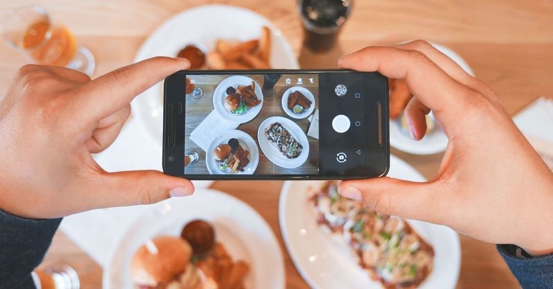 LetsLiveOffline's tweet photo. When Tech Meets the Table During the Holidays https://t.co/Wi4fzYcfbU https://t.co/0UgPVzJXHH