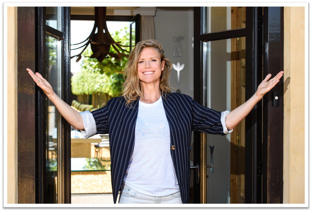 NVVSNL's tweet photo. Sophie Hilbrand wint de NVVS Seks en Media Prijs 2017
met Hotel Sophie, aflevering Ouderen en seksualiteit #NVVSWD - Gefeliciteerd Sophie Hilbrand en Productiehuis Witte Geit https://t.co/yCCmvx7xau https://t.co/CeUC09uSxD