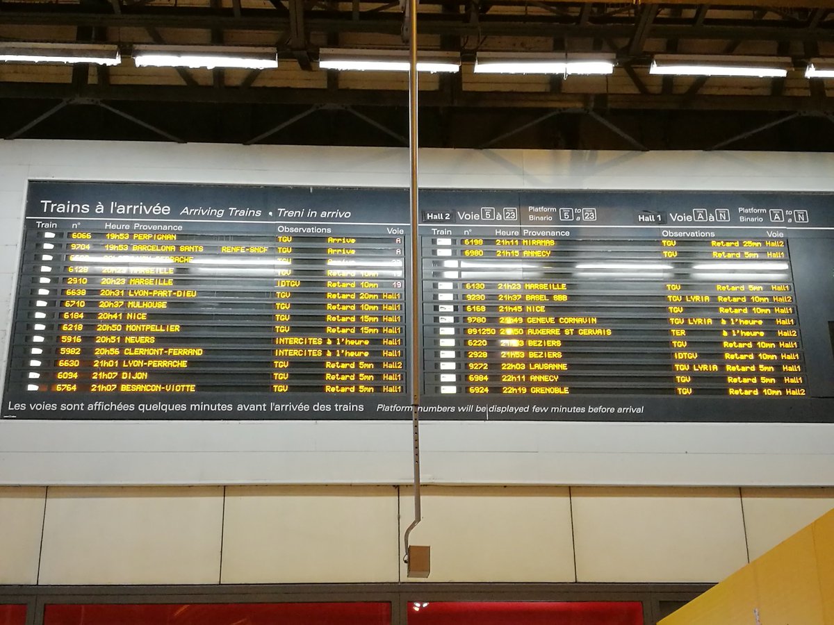 _MPVL's tweet image. Un vendredi soir gare de Lyon... Pas 1 train à l'heure à l'arrivée. @SNCF vous battez des records ! Bientôt faudra poser sa demi-journée pour être sûr d'être à l'heure ! Des mesures et du personnel envisagé @EmmanuelMacron ? P-e qu'en bus c'est plus rapide remarque #ServicePublic