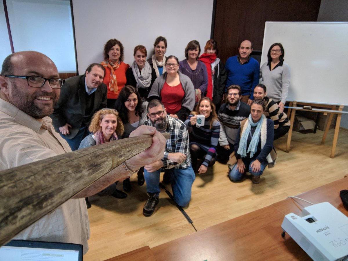 Turvegal's tweet photo. Hoxe l estivemos no CEIP Principe Felipe de Pontevedra charlando cos alumnos do Curso de Promoción turística local e atención ao visitante, da nosa experiencia na promoción turística.
#emprendedoras #formación #turismo #AFDXunta #DiputaciónPontevedra @Im_alocal https://t.co/zLpdWidPEK