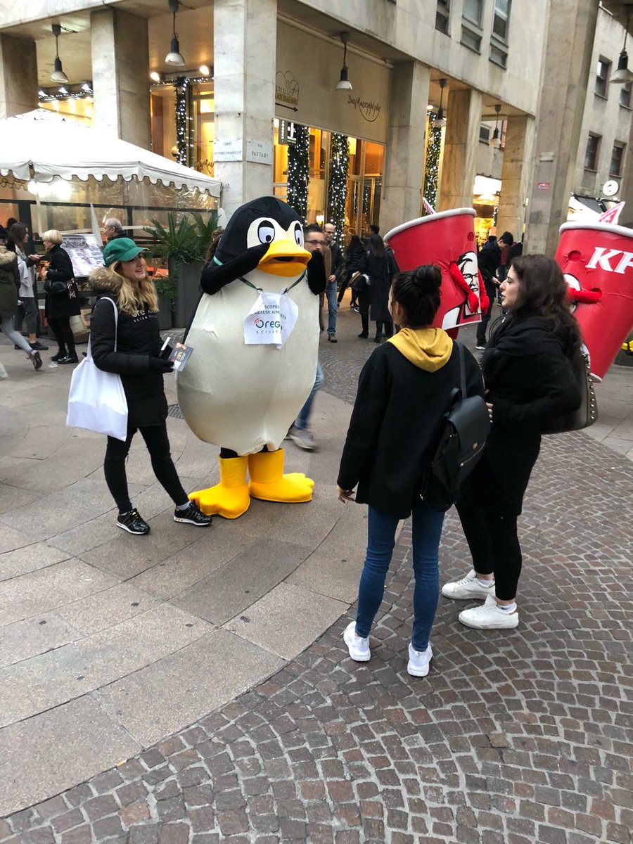 Oregon_IT's tweet photo. Per il #BlackFriday gli animali dei nostri Mappamondi #AR hanno preso vita! Un pinguino gira per le vie di Milano offrendo promozioni strepitose da utilizzare presso il nostro store! Seguitelo! https://t.co/2JHFeATdvf
