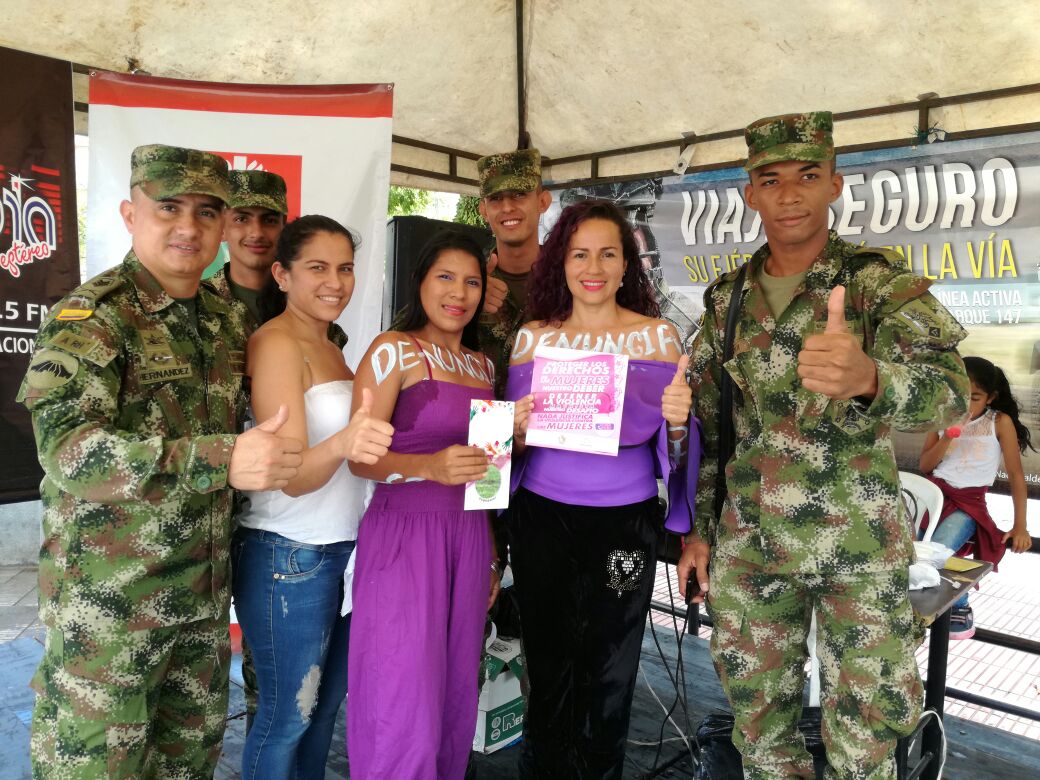 Ejercito_Div5's tweet photo. Hoy, en el día de la No violencia contra la Mujer, nuestros héroes #FTZeus dijeron #YoMeComprometo junto a las mujeres de #Chaparral https://t.co/xflfkCp0Xb