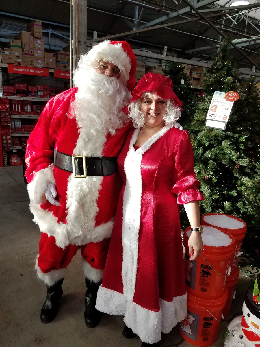 VickiRaeTHD's tweet photo. Santa and Mrs Claus are in house today! #D274BF #team4006 https://t.co/D1x03Hajss