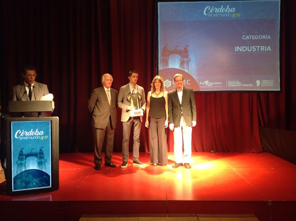 PublicARG's tweet photo. AKRON distinguida como la industria exportadora del año. Recibió el Premio Córdoba en el Mundo 2017.
https://t.co/8LAz6rS5eH https://t.co/BwdhKm5opA