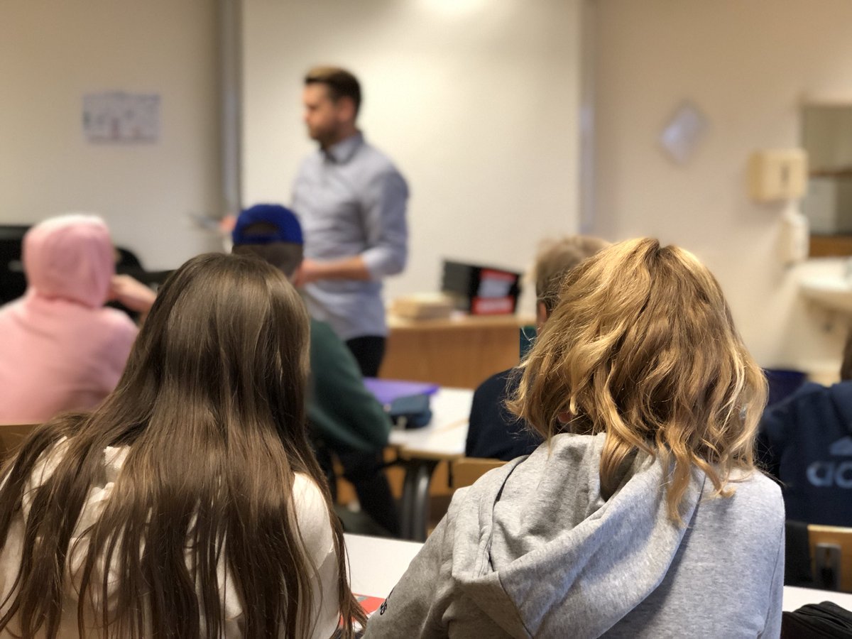 IngviHrannar's tweet photo. Heimsókn til @torleifurorn í gær. Gaman að skoða skipulagið á kennslu hjá honum í Valhúsaskóla og hitta ungan kennara með 🔥 #menntaspjall @rankasigga @AlfhildurL #utis2017 https://t.co/Sy5a6wBjde