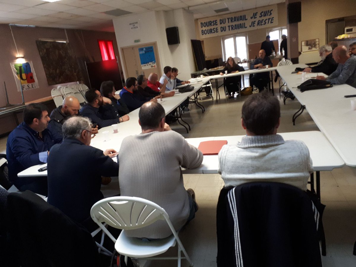 mariepierrevieu's tweet photo. #Sète Rencontre avec les dockers. Au côté des salariés de Saipol en lutte contre le dumping social. @PCF @GUENGL https://t.co/21vv7V2zzk