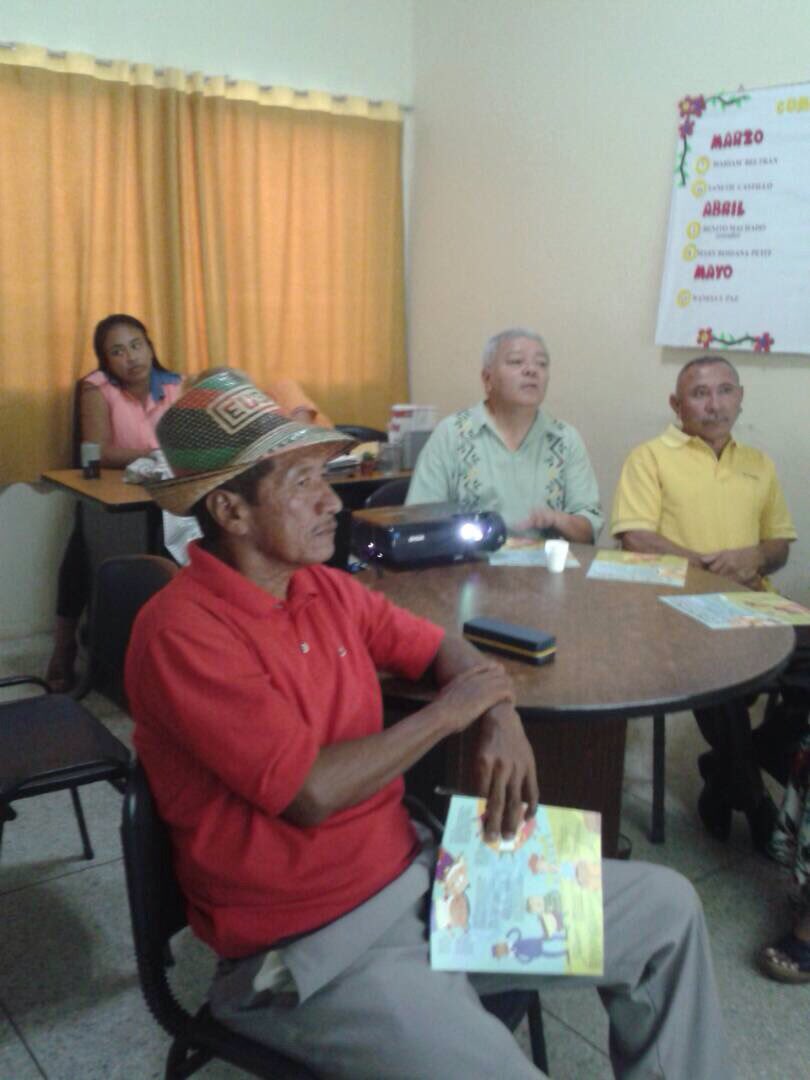 unicefvenezuela's tweet photo. #AsíTrabajamos Contribuimos con la mesa técnica encargada de traducir al wayuunaiki la Convención sobre los Derechos del Niño, en una versión para niños y adolescentes. https://t.co/xO0SpsoI9C