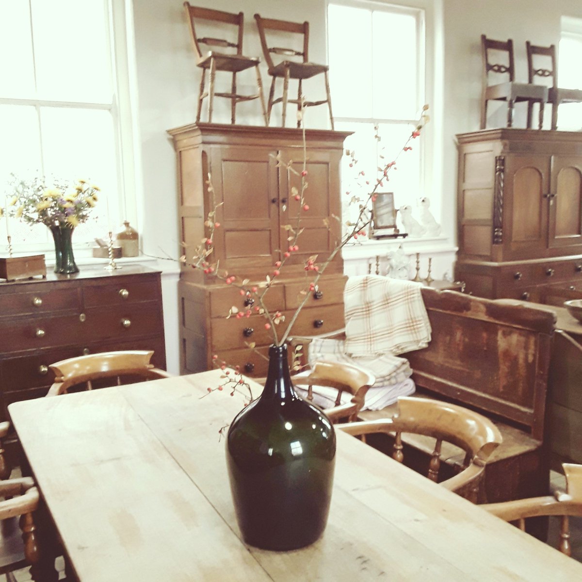 WelshVernacular's tweet photo. Dyma cornel o'r Festri Pnawn ma, gobeithio cewch chi gyd penwythnos dda.
Here is a quick glimpse of the showroom this afternoon, hope you all have a lovely weekend, Regards Yvonne x https://t.co/L9L5YBl118
