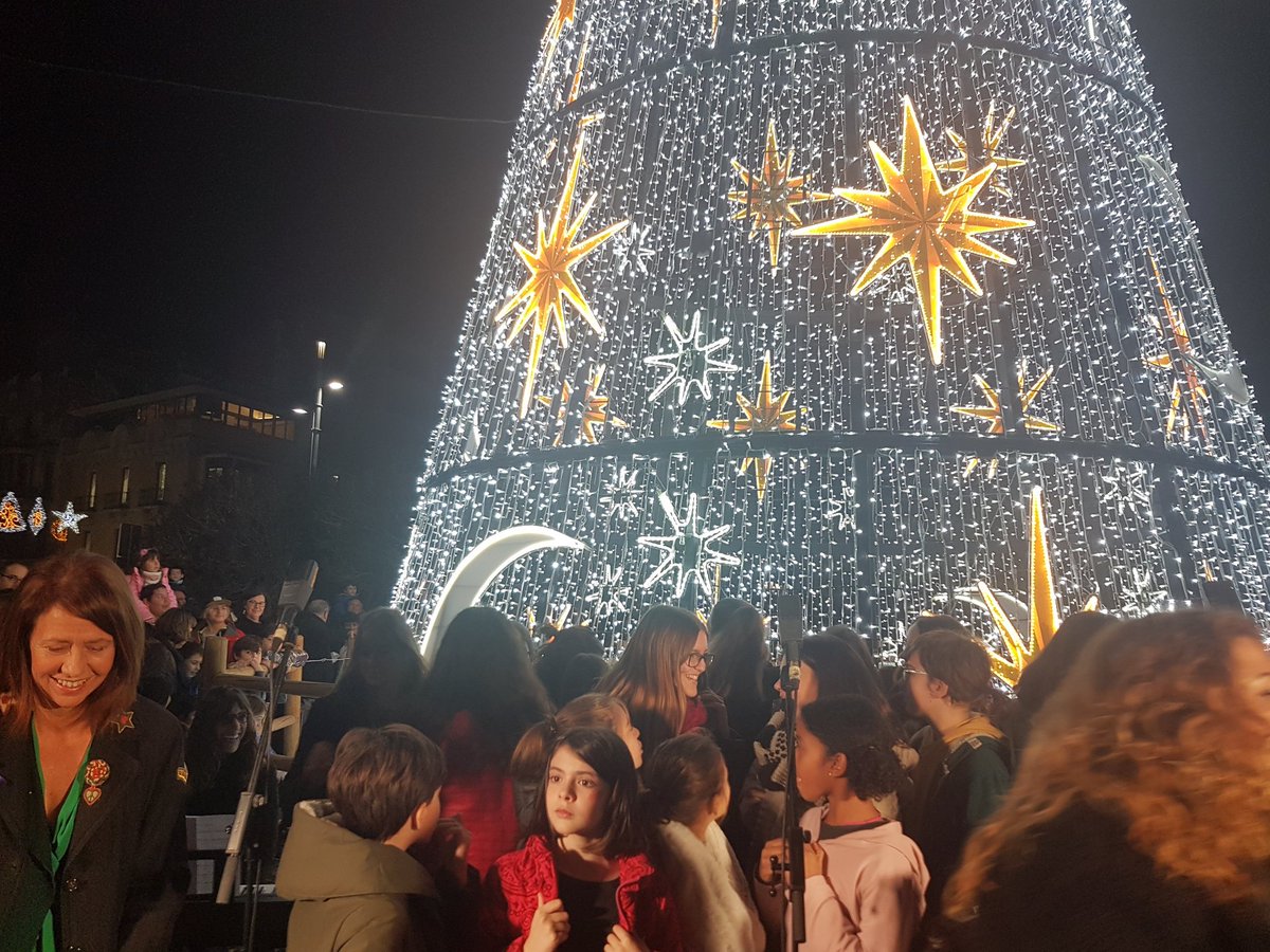 Girona_Cat's tweet photo. 3, 2, 1... els llums de Nadal s'encenen a tota la ciutat! 🎄🌟 | #nadaldemocions https://t.co/BaZL5CPC0N