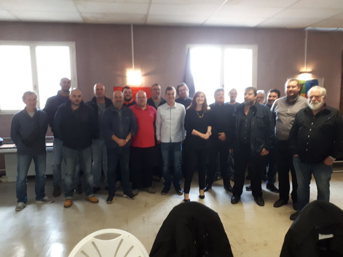 mariepierrevieu's tweet photo. #Sète Rencontre avec les dockers. Au côté des salariés de Saipol en lutte contre le dumping social. @PCF @GUENGL https://t.co/21vv7V2zzk