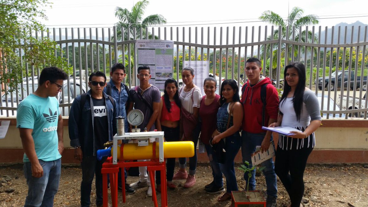 ISTPEM1's tweet photo. Estudiantes de agropecuaria en exposición de resultados de investigaciones y tecnologías de  facultad de ingeniería agrícola en @UTMManabi https://t.co/sWEQrm8SnI