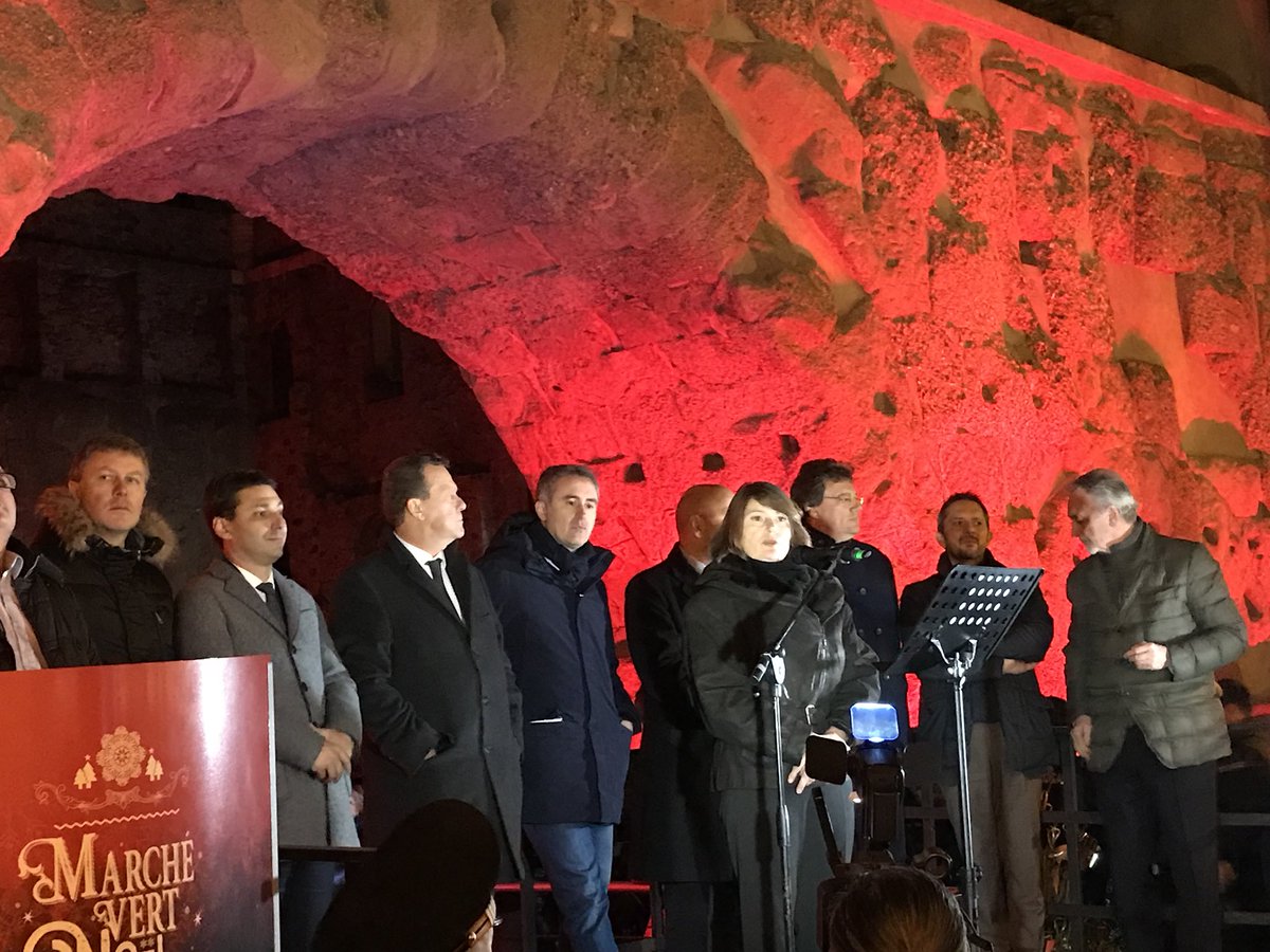 vdaufficiale's tweet photo. Il momento magico dell’inaugurazione del #natalevalledaosta  #MarchéVertNoël https://t.co/gGKcet6jIy