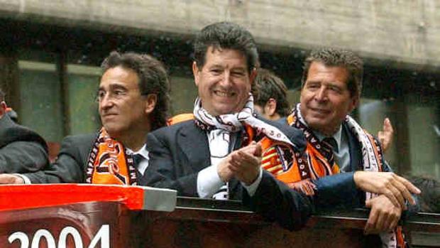 informeVCF's tweet photo. 🦇 ELL era RESPECTUÓS. Ell
Era alegre, la HUMILTAT  personificada. Ell era dels nostres, era president pero abans era AFICIONAT, i com a tal, empatitzava i respectava (com ningú ho ha fet) a l'AFICIÓ.
Ell era VALENCIANISTA.
 Ell és i serà ETERN. Serà i és, NOSTRE PRESIDENT. 🦇 https://t.co/6t8QTwoQ8h