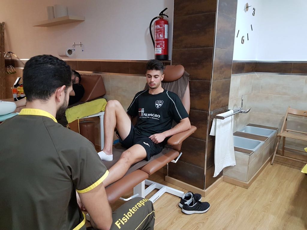 GranadaFS's tweet photo. @CFisioSalud Julio Fernández (@JulioFdz1998), evoluciona satisfactoriamente de su esguince de tobillo. Esta semana se incorporó a los entrenamientos y se antoja apto para la próxima. https://t.co/yO1nO0WEMw