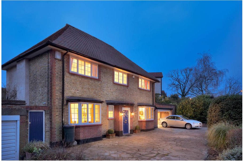 Anscombes's tweet photo. Some properties, like this 4-bedroom home, really come alive at night! #Totteridge #London https://t.co/Kbn0gONTR1 https://t.co/PhwinMzqLI