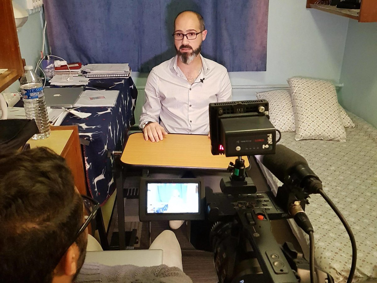 Tenirlaroute's tweet photo. FRANCE / Après un long périple, Shadi, un réfugié syrien de 33 ans, a vécu dans la « jungle » de Calais, avant de tenter de rejoindre l’Angleterre. À la frontière, la police française lui a cassé les deux mains. 
Par @MalikMiktar et @dimitri1307 ⏩⏩ https://t.co/EezGXoWjWs https://t.co/dvw8sCqrpa
