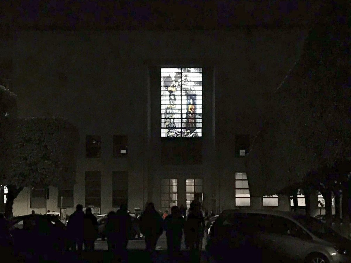 SapienzaRoma's tweet photo. @SMFN_Sapienza @RicercaSapienza @museiSapienza @architettiroma @FrascatiScienza @StampaCnr @RegioneLazio @radioscienza @diconodioggi @CittadinidiTwtt #now: La vetrata artistica di #GioPonti per l’Edificio di Matematica, la luce ricostruisce un’opera perduta (ora Ed. Matematica) #80CU https://t.co/agbKkZzR3p