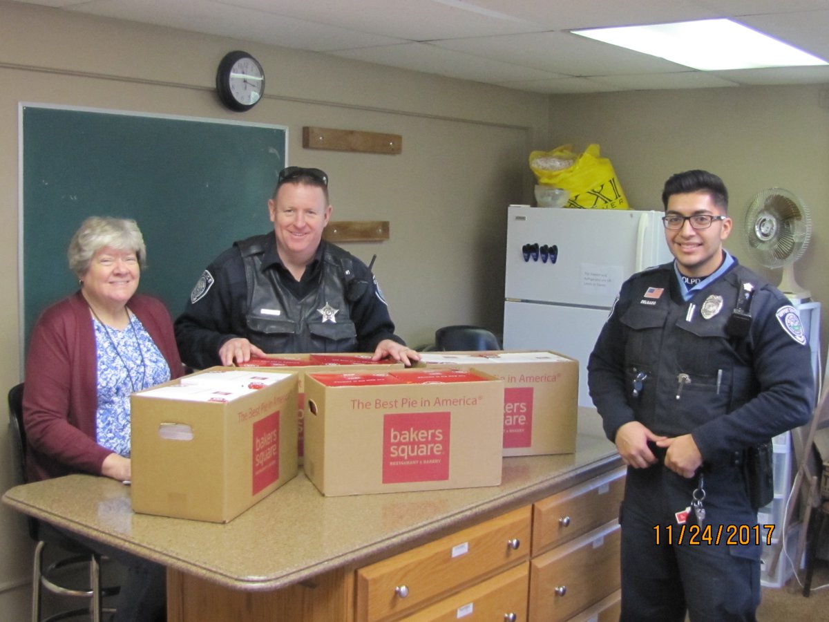 OakLawnPD's tweet photo. @bakerssquare donated pies for us to distribute. The homeless shelter received an ample supply to serve at evening meals for a little taste of home. #Bedsplus #pecan #pumpkin https://t.co/yqsUYSjQW5