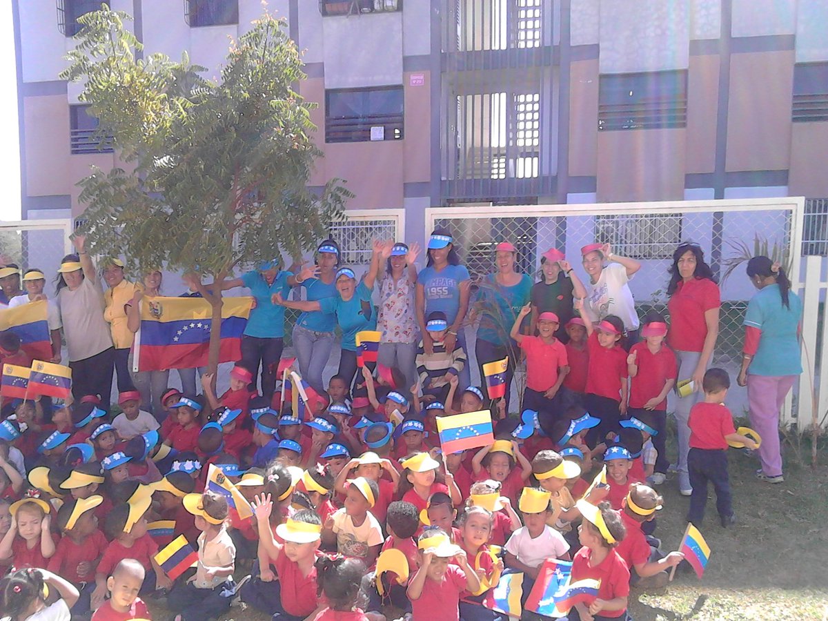 CeinAndresBello's tweet photo. Nuestras niñas y Niños Celebrando la Conmemoración de la 8va Estrella de Nuestra bandera... Que Viva Venezuela... Que viva las niñas y niños de la patria de Bolívar y Chávez...@ZonaEducativaDC @JauaMiranda https://t.co/cWdegqBIPa