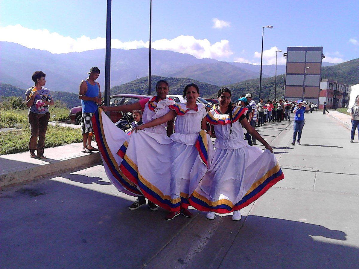 CeinAndresBello's tweet photo. Nuestras niñas y Niños Celebrando la Conmemoración de la 8va Estrella de Nuestra bandera... Que Viva Venezuela... Que viva las niñas y niños de la patria de Bolívar y Chávez...@ZonaEducativaDC @JauaMiranda https://t.co/cWdegqBIPa